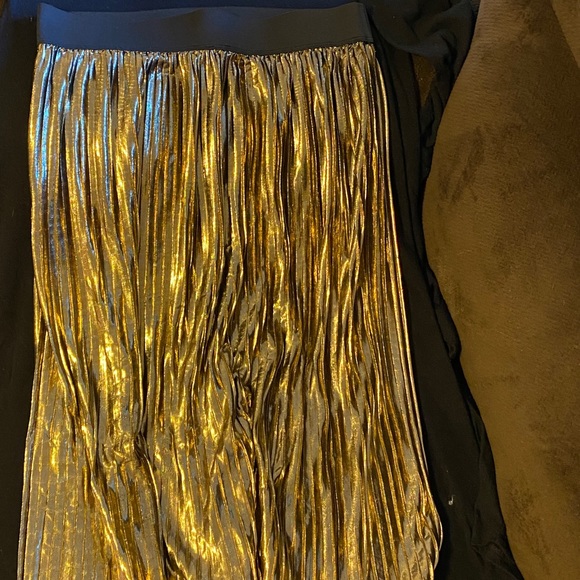 Forever 21 Dresses & Skirts - Women’s Forever21 Tea Length Gold Shimmer Skirt